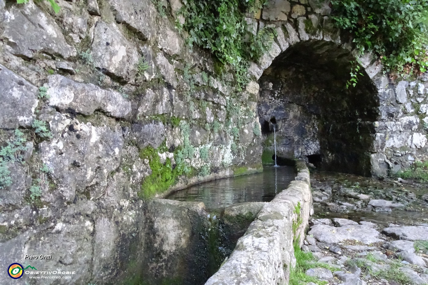 42 Antica casa contadina con sorgente e fontana d'acqua.JPG